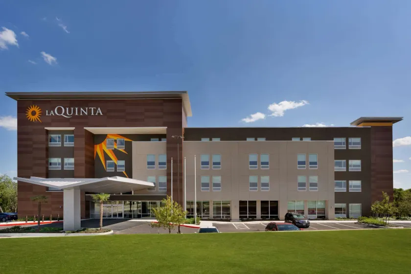 La Quinta Inn & Suites by Wyndham San Antonio Seaworld LAFB - Image 1