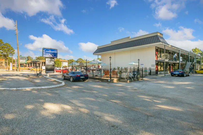 Candlewick Inn and Suites - Image 1