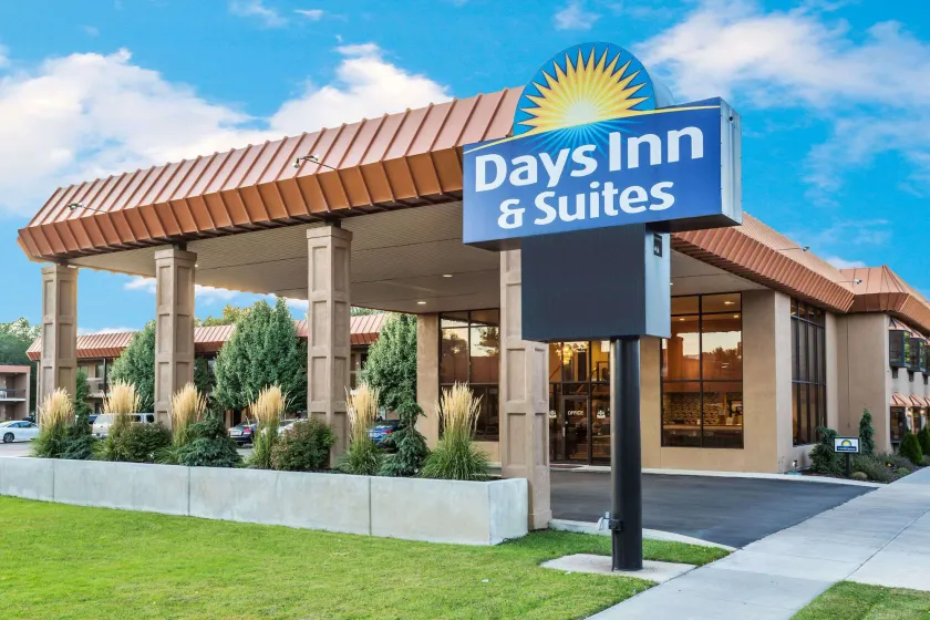 Days Inn & Suites by Wyndham Logan - Image 1