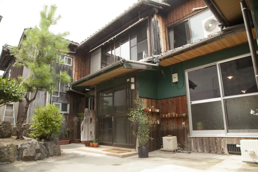 Guest House tokonoma - Image 1