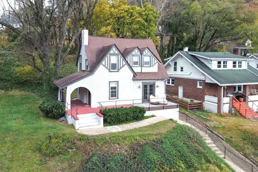 Walk to Roanoke River Greenway: Mountain-view Home - Image 1