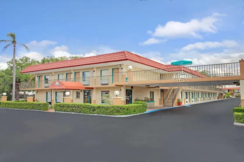 Days Inn by Wyndham Clearwater/Central - Image 1