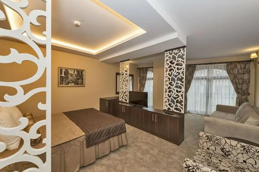 Romeo Hotel - Image 1