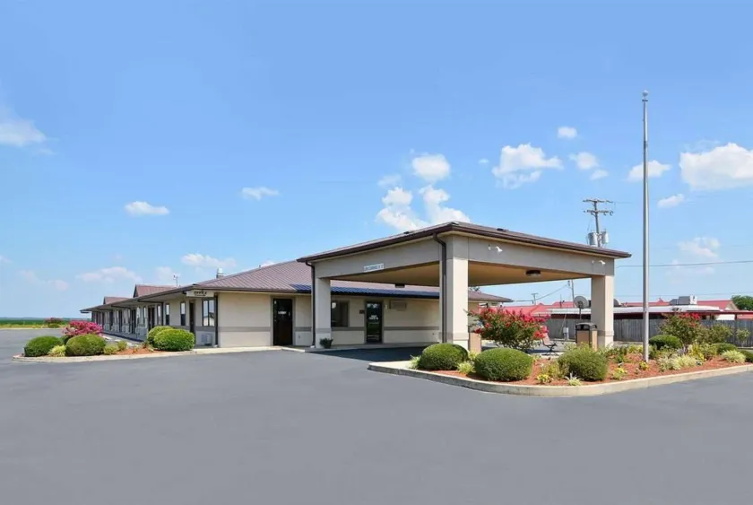 Super 8 by Wyndham McGehee - Image 1