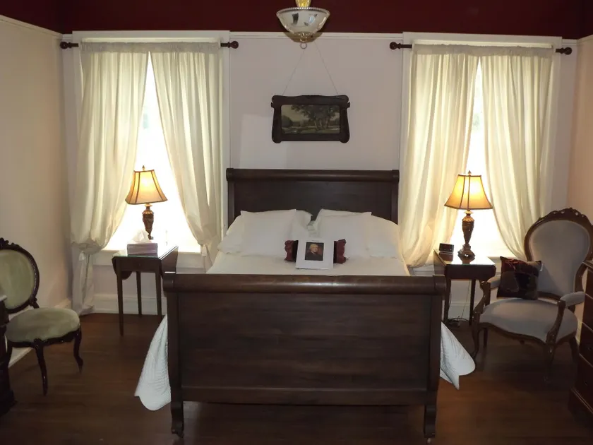 Maysville Manor Bed & Breakfast - Image 1
