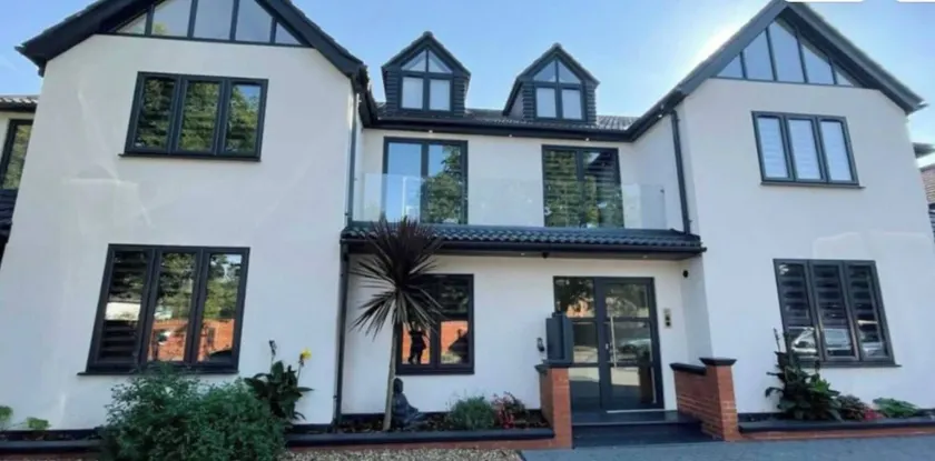 Luxury 2-Bed Ensuite with Free Parking & 15 Mins to Heathrow - Image 1
