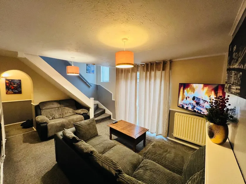 Comfortable Two Bedrooms House DL5 with Garden Parking and Free WiFi - Image 1
