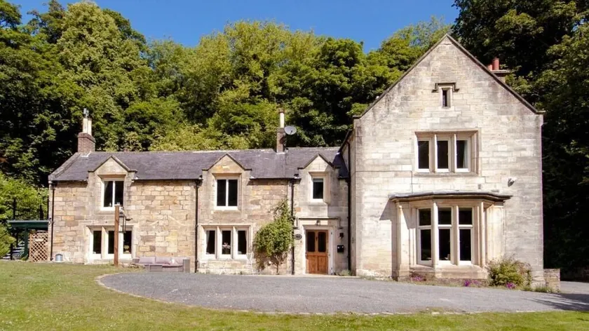 Mulgrave Country Cottage - Image 1