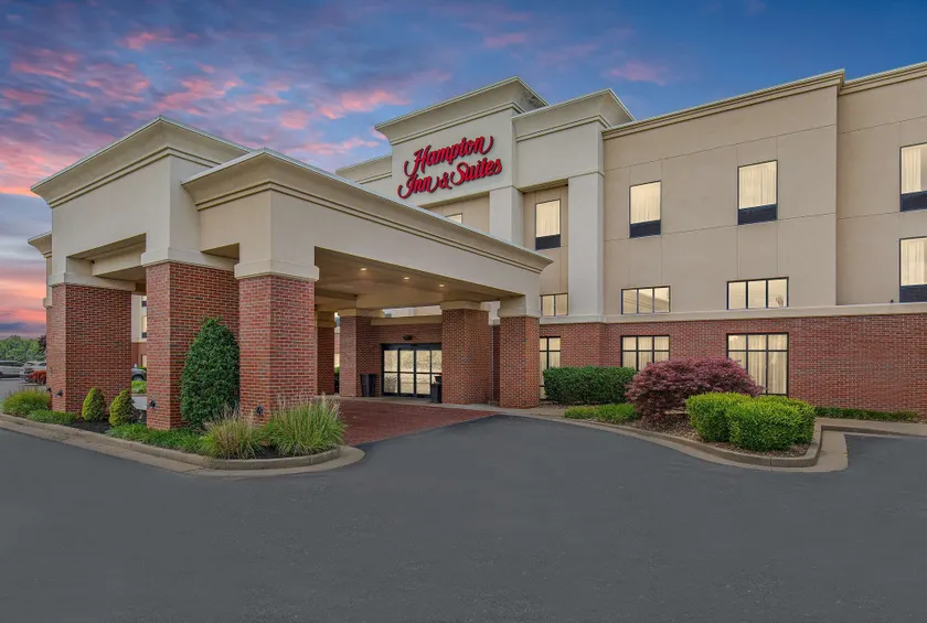 Hampton Inn & Suites Madisonville - Image 1