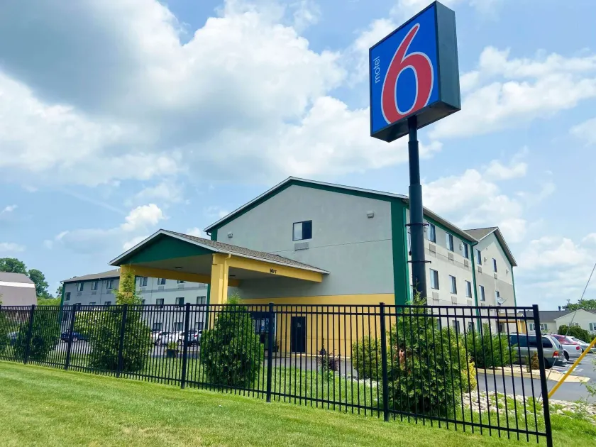 Motel 6 Lancaster - Image 1