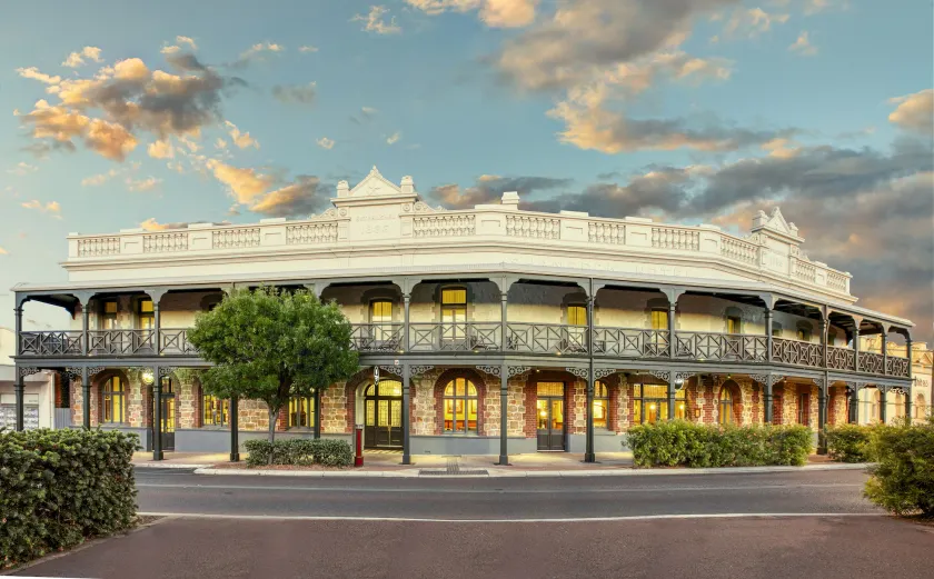 Farmers Home Hotel - Image 1