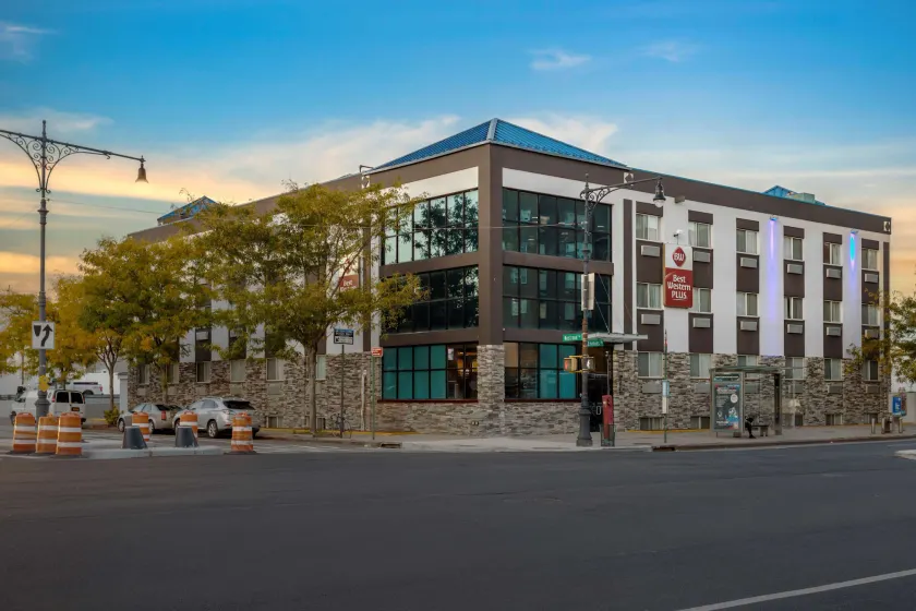 Best Western Plus Brooklyn Bay Hotel - Image 1