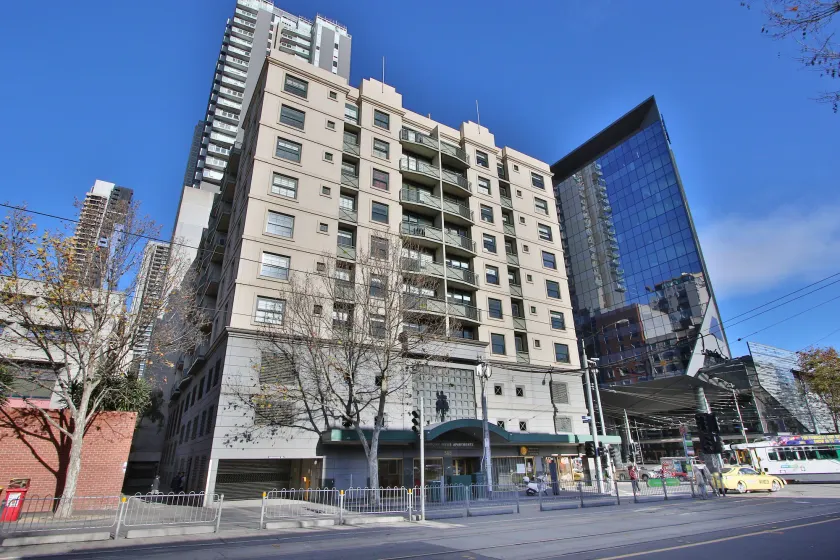 Arrow on Spencer - Image 1