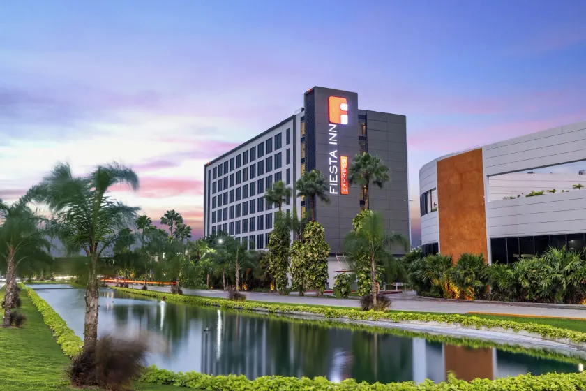 Fiesta Inn Express Cancún Cumbres - Image 1