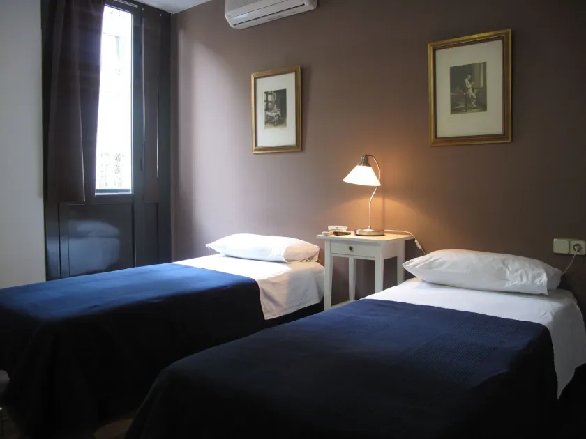 Hostal LK Barcelona - Image 1