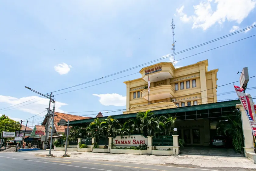 RedDoorz Plus near Alun Alun Karanganyar - Image 1