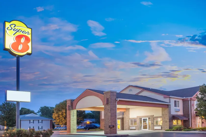 Super 8 by Wyndham Carthage - Image 1