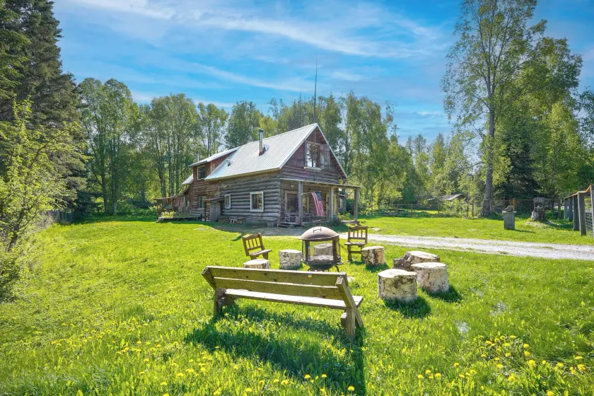 Historic Century-Old Cabin in Downtown Hope - Image 1