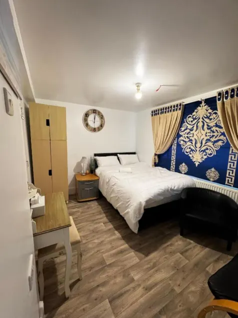 OYO Unique Guestroom - Farnworth, Easy Access to Bolton - Image 1