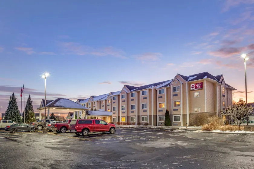Best Western Plus Woodstock Inn & Suites - Image 1