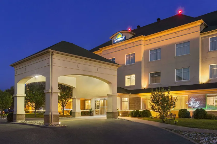 Days Inn by Wyndham Ottawa Airport - Image 1