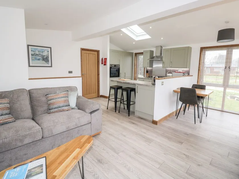 2 Meadow Retreat - Image 1