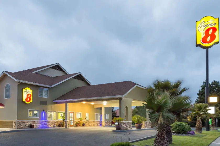 Super 8 by Wyndham Fortuna - Image 1