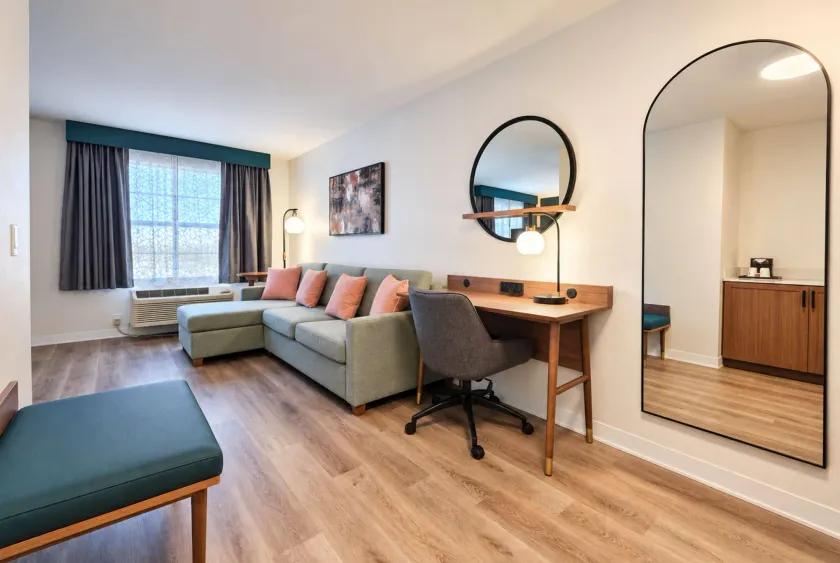 La Quinta Inn & Suites by Wyndham Auburn Hills / Detroit - Image 1