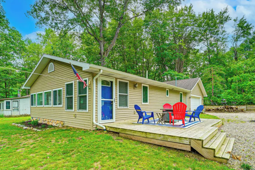 2 MI to the Lake: Mecosta Getaway With Fire Pit! - Image 1