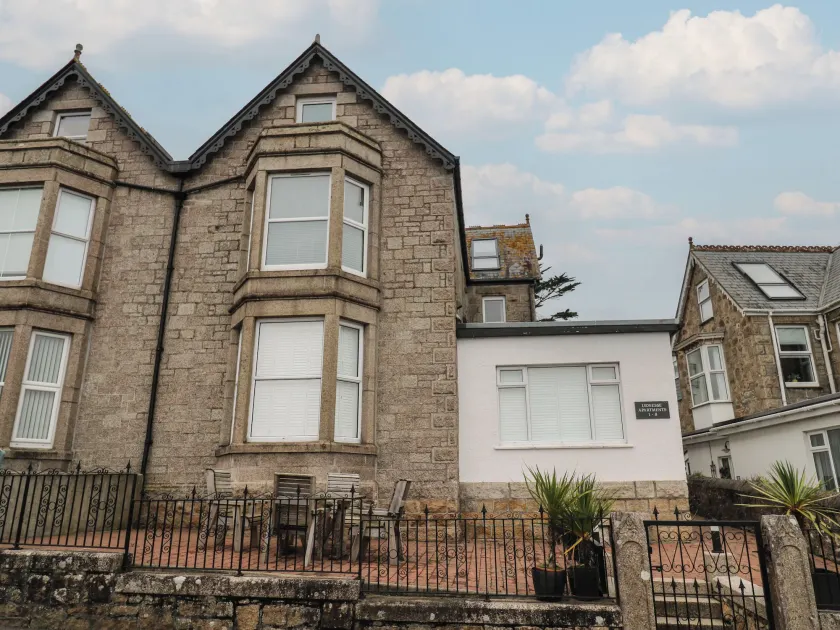 5 Lyonesse Apartments - Image 1