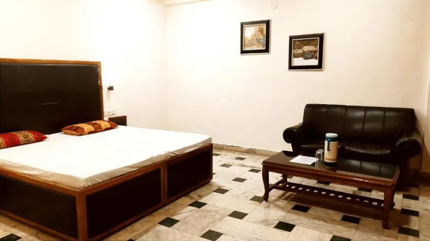 HOTEL INTERNATIONAL - Adjoining INDO Canadian Transport & ISBT Jalandhar City - Corporate, Families, Solo Travellers, Couples Favorite - Værelse
