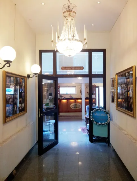 Hotel Concordia - Interior entrance