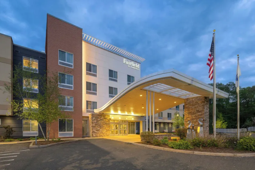 Fairfield Inn & Suites by Marriott Springfield Northampton/Amherst - Image 1