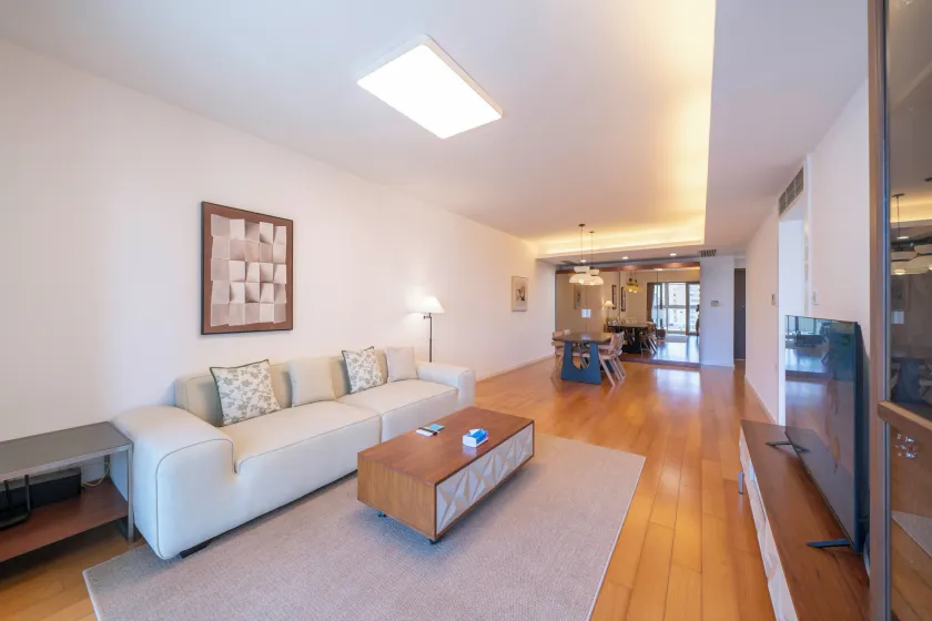 Tyms Elegant 2BR 1BA Apt Walk to Malls - Image 1