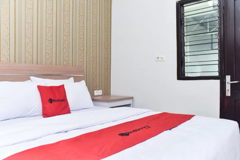 RedDoorz Plus near Malang Town Square - Image 1
