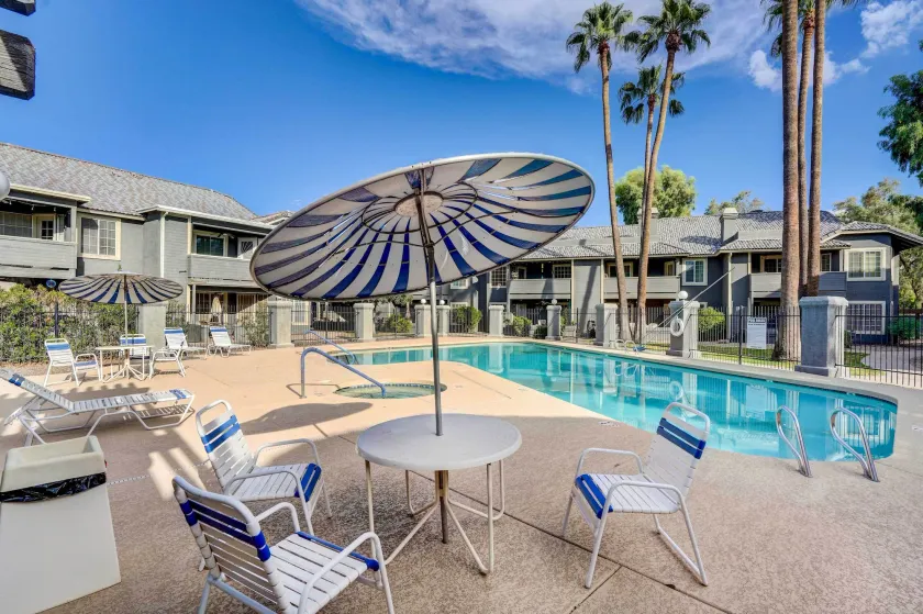 Balcony & Pool Access: Quiet West Chandler Condo - Interiör