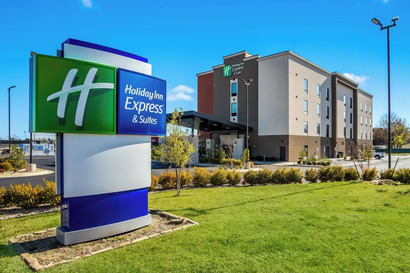 Holiday Inn Express & Suites Tulsa East - Catoosa by IHG - Image 1