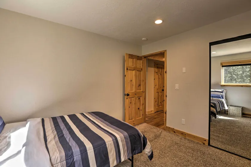 South Lake Tahoe Cabin ~ 7 Mi to Ski Resort! - Interior