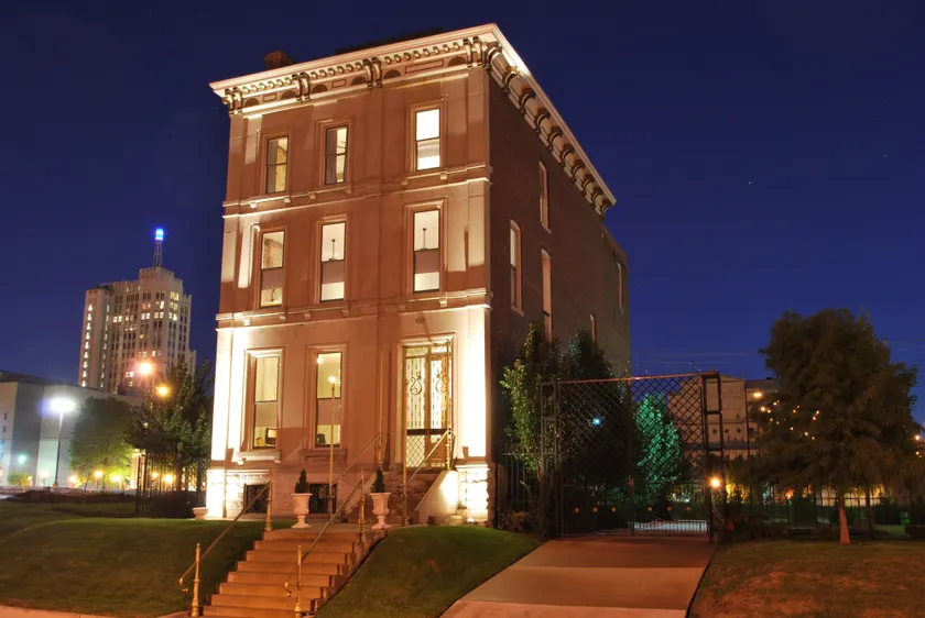 Grand Center Inn - Image 1