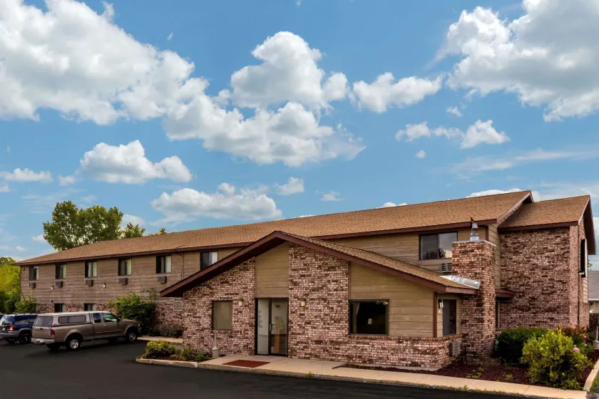 Super 8 by Wyndham Hartford WI - Image 1