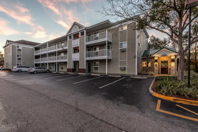 HomeTowne Studios by Red Roof Orlando - Casselberry - Image 1