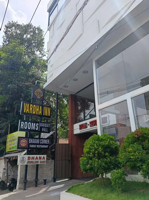 HOTEL VARDHA Inn - Image 1