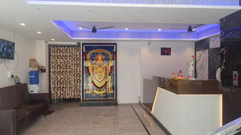 HoTEL JAGAPATHI INTERNATIONAL - Lobby