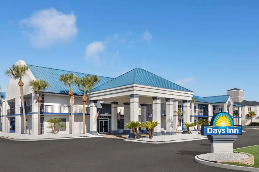 Days Inn by Wyndham Kingsland GA - Image 1