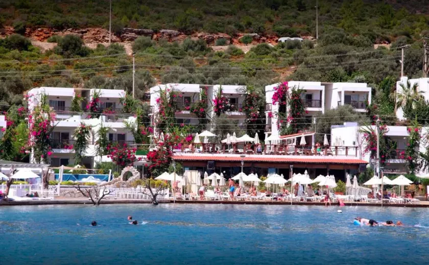 Mi Casa Beach Hotel - Image 1
