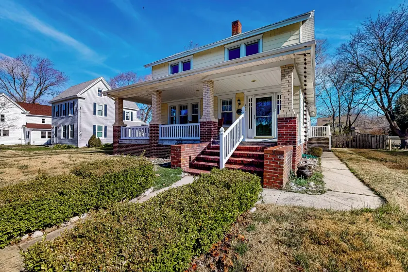 Century-old, Small-town 4BR w/ Great Yard, Porch - Image 1