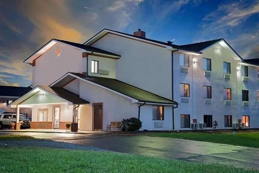 Hillside Inn & Suite - Image 1