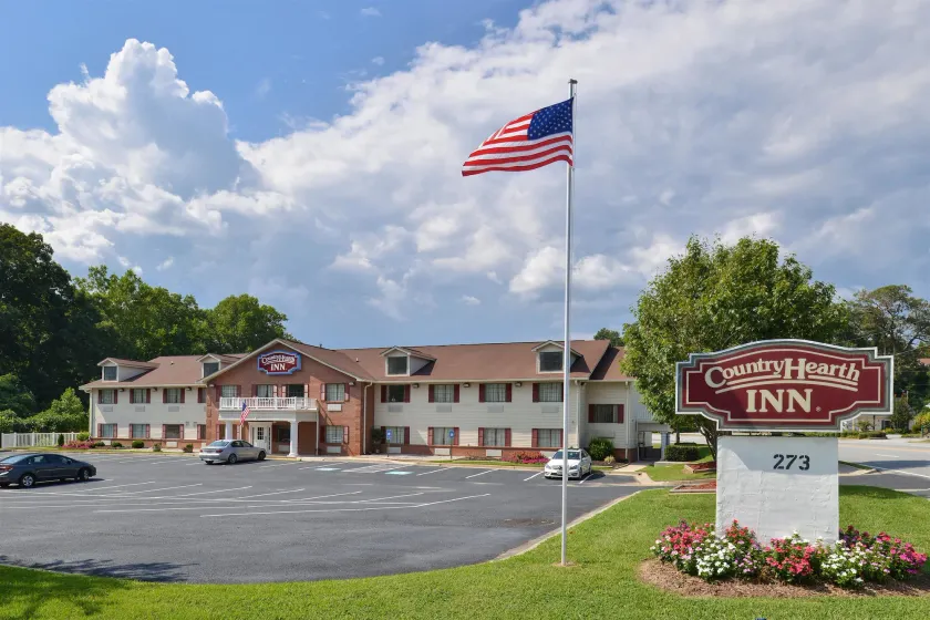 Country Hearth Inn-Toccoa - Image 1