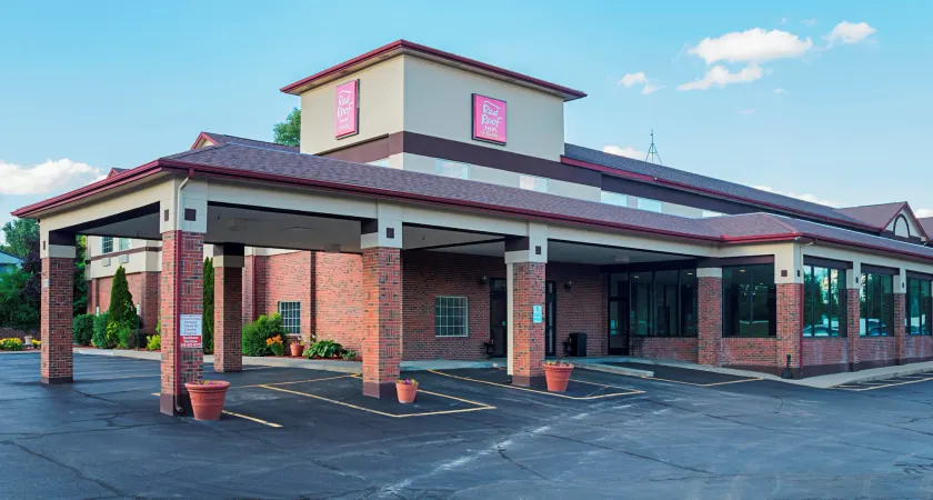Red Roof Inn & Suites Lake Orion / Auburn Hills - Image 1