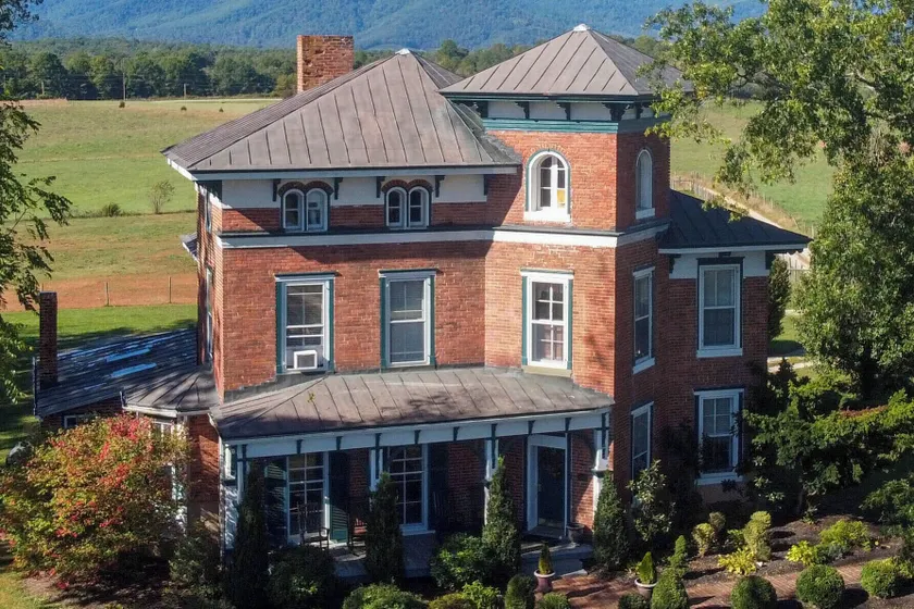 Hot Tub Access: Historic Group Getaway in Amherst! - Interiør